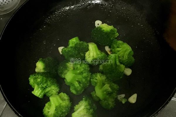 西兰花炒三丁的做法图解6