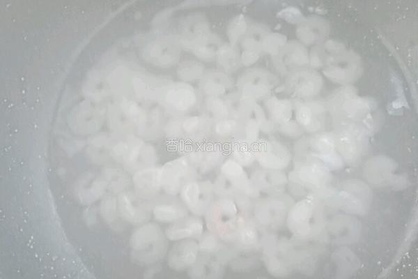 蛋清炒虾仁的做法图解1