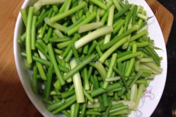 蒜苗炒肉片的做法图解1