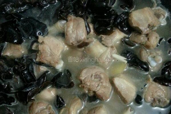 鸭腿烧黑木耳的做法图解5