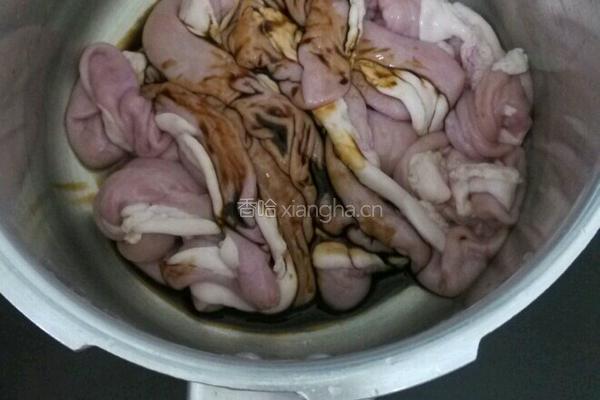 卤酱油猪小肠的做法图解3