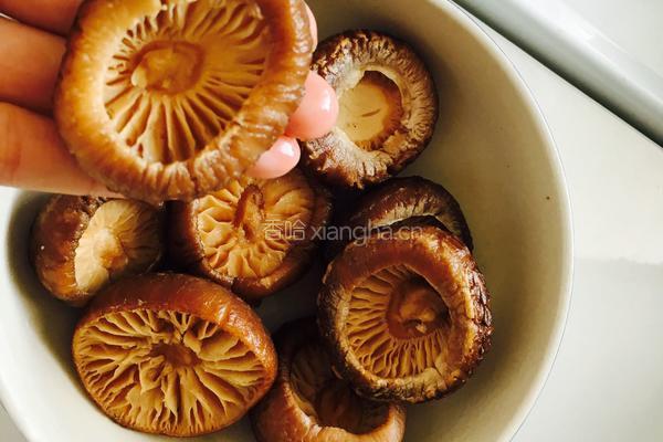 粉丝蒸香菇酿的做法图解1
