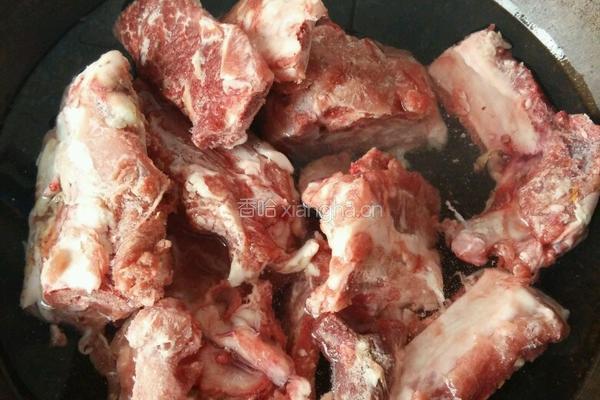 土豆烧排骨的做法图解1