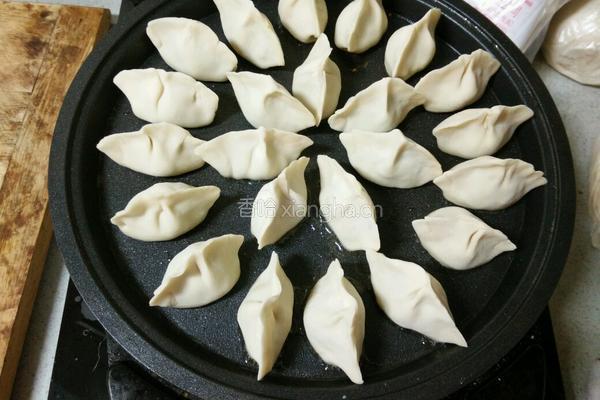 冰花菠菜鸡蛋煎饺的做法图解13