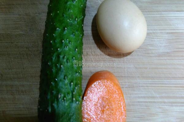 黄瓜炒鸡蛋的做法图解1