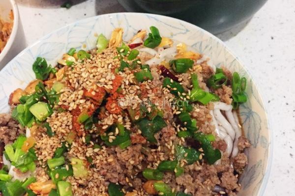 圆圆酸辣粉的做法图解3