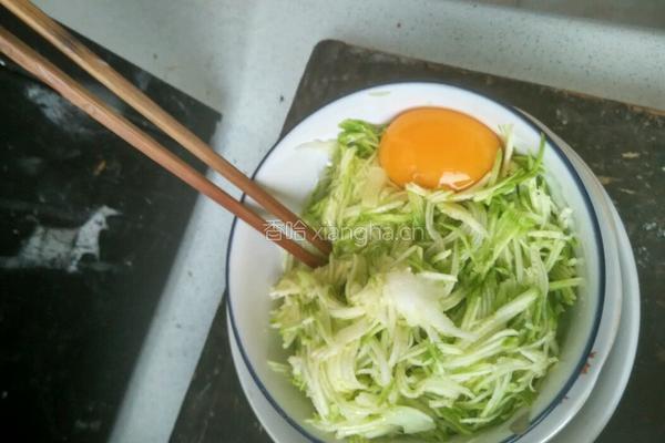 西葫芦薄饼的做法图解1