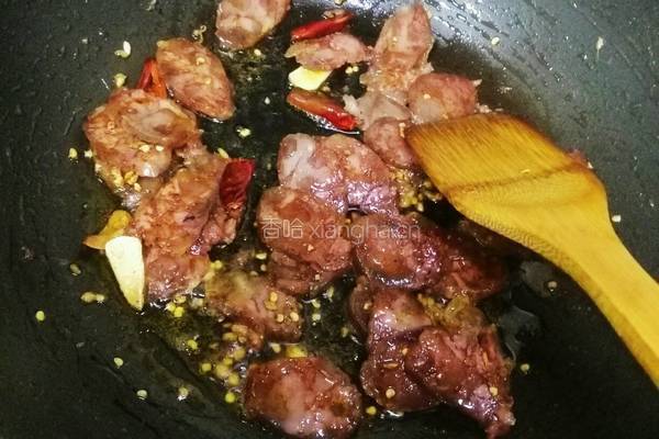 荷兰豆炒香肠的做法图解4