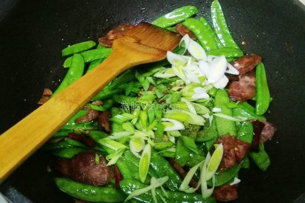 荷兰豆炒香肠的做法图解5