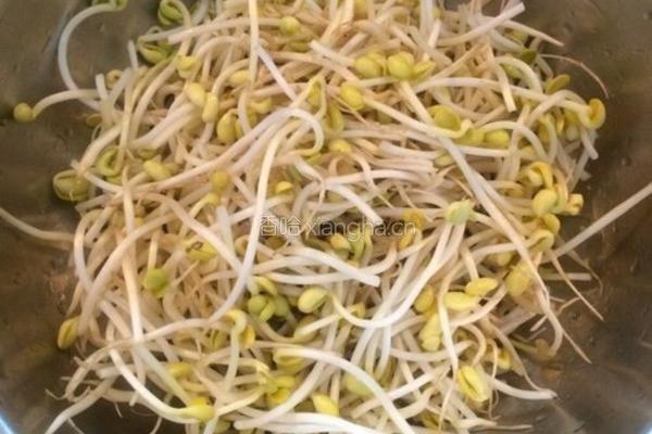 芹菜炒黄豆芽的做法图解1