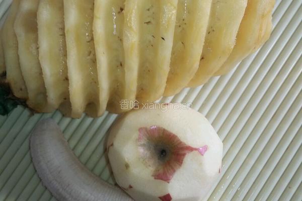 菠萝苹果香蕉汁的做法图解1