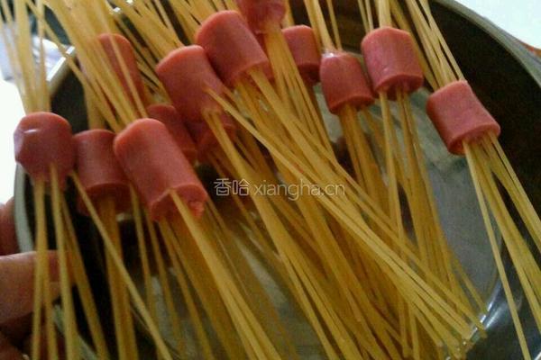 香肠意大利面的做法图解1