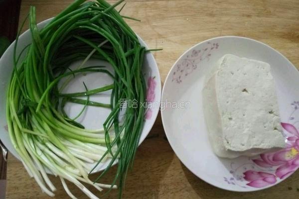 小葱拌豆腐的做法图解1