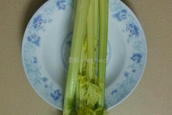 芹菜炒肉的做法图解1