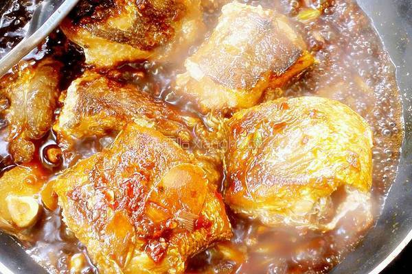 红烧鳕鱼炖土豆的做法图解3