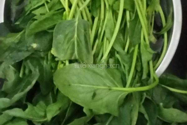 菠菜炒肉的做法图解1