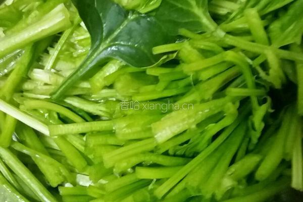 菠菜炒肉的做法图解2