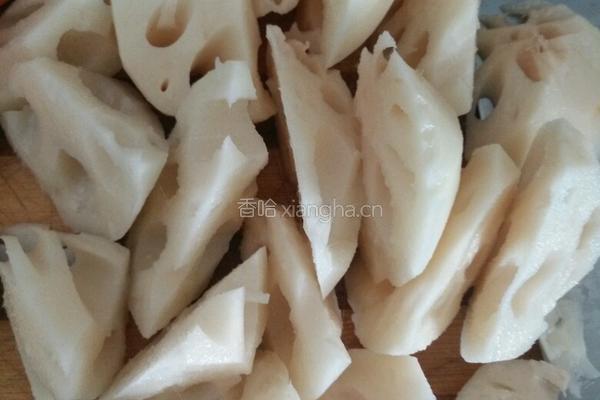 莲藕马蹄瘦肉汤的做法图解1