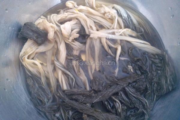 白菜干猪踭汤的做法图解2
