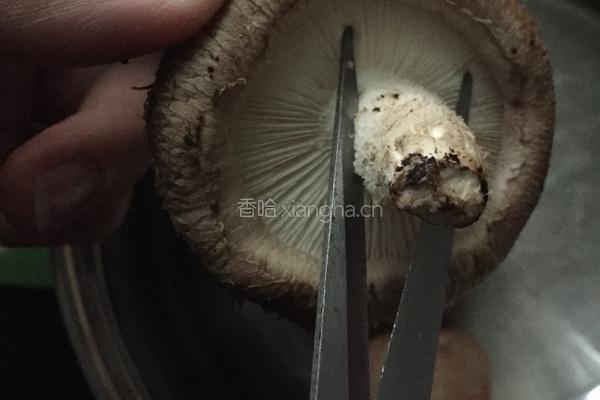 香菇炒肉的做法图解1