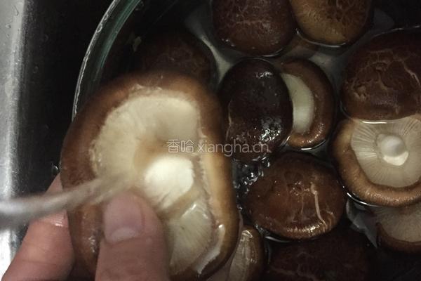 香菇炒肉的做法图解3