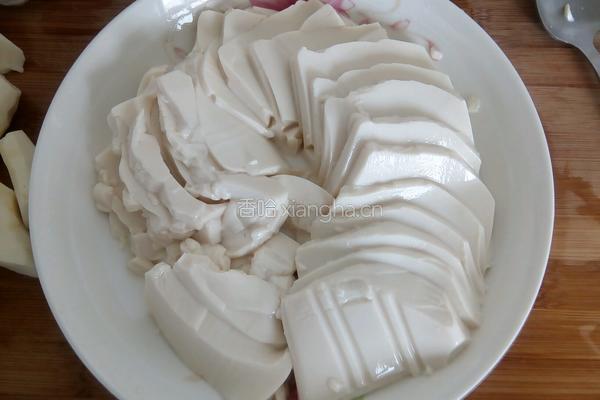 皮蛋拌豆腐的做法图解2
