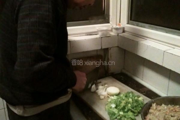 为女王做道菜洋葱炒西芹的做法图解1