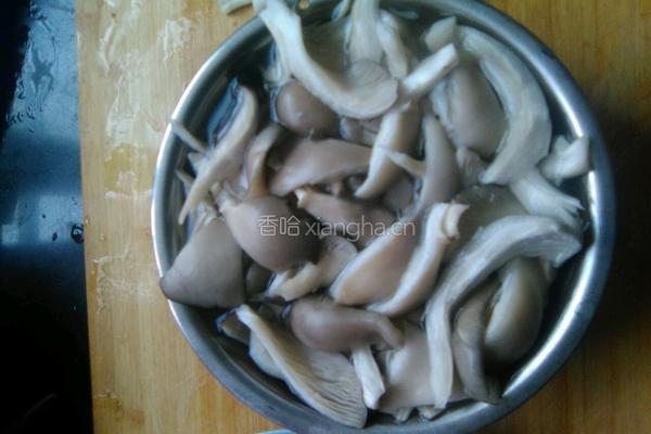西红柿炒蘑菇的做法图解2