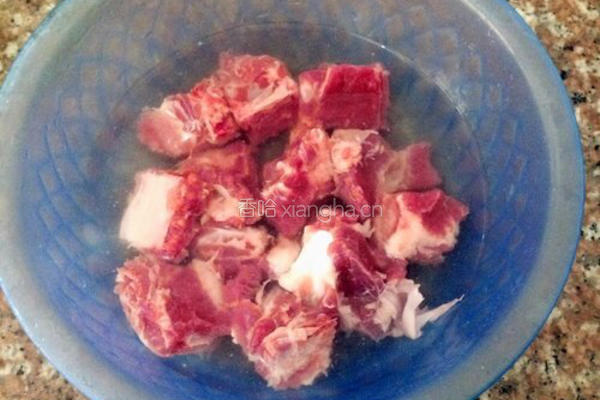 茶树菇排骨汤的做法图解1
