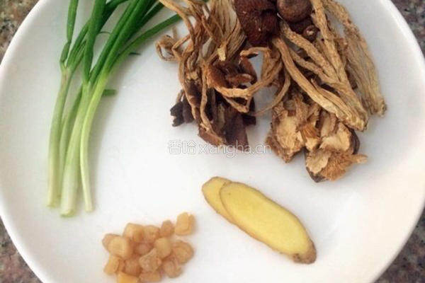 茶树菇排骨汤的做法图解2