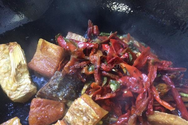 农家干椒烧腊鱼的做法图解6
