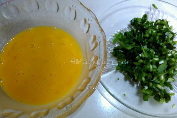 韭菜鸡蛋火腿卷饼的做法图解2