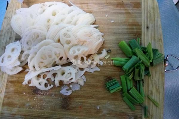 胡萝卜炒藕片的做法图解1