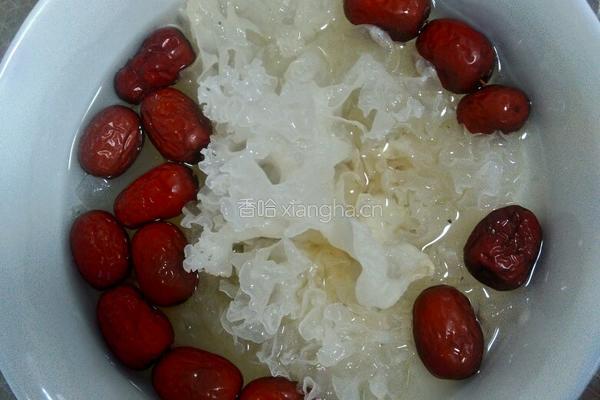 红枣红豆银耳莲藕汤的做法图解1