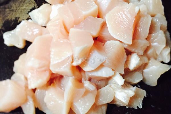 南瓜炒鸡胸肉的做法图解1