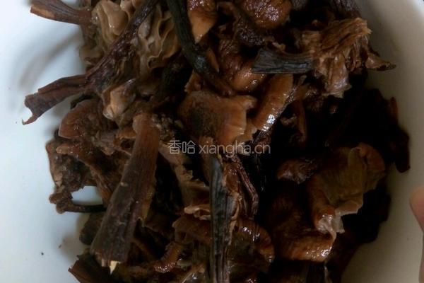 榛蘑炖鸡翅的做法图解1