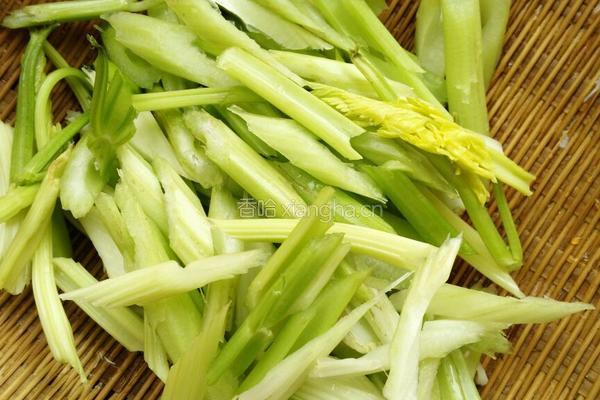 芹菜炒香干的做法图解1