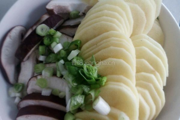 五花肉炒土豆片的做法图解1