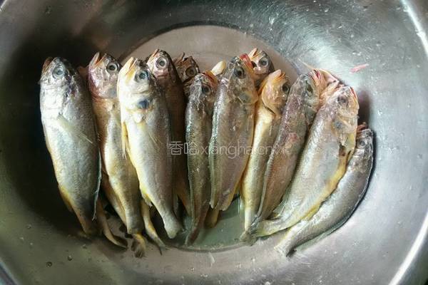 干炸小黄鱼的做法图解1