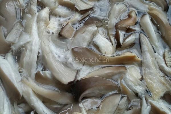 椒盐蘑菇的做法图解1