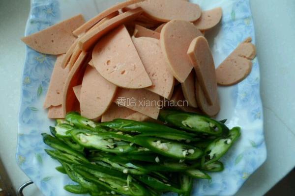 辣椒炒火腿肠的做法图解2