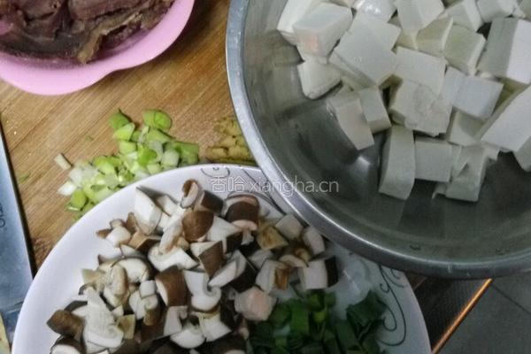 牛肉炖豆腐的做法图解1