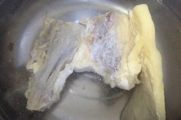 芹菜炒腊肉的做法图解1