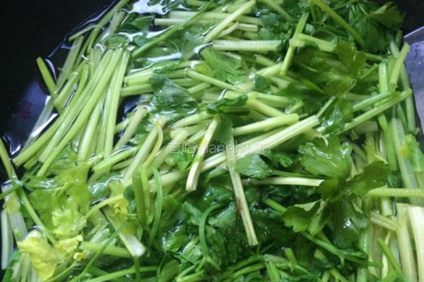 芹菜炒腊肉的做法图解4