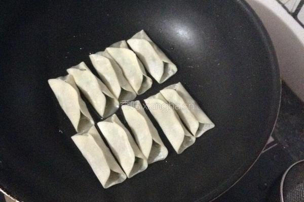 韭菜猪肉锅贴的做法图解6