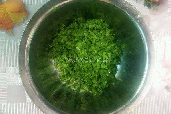 猪肉芹菜饺子的做法图解2