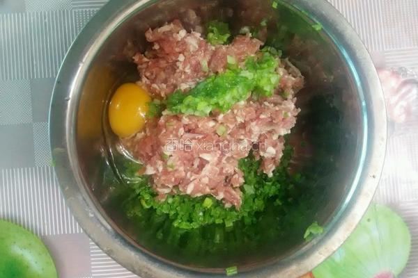 猪肉芹菜饺子的做法图解3