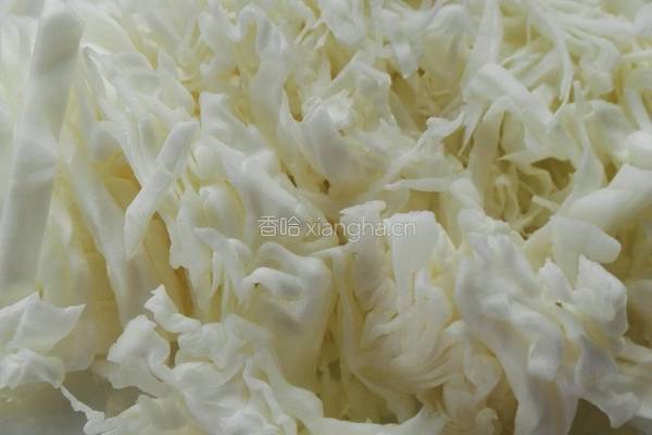 包菜炒泡面的做法图解1