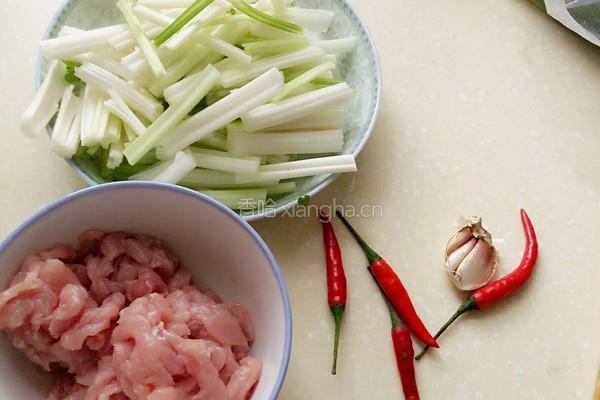 芹菜肉丝的做法图解1