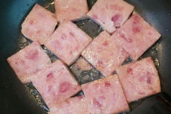 午餐肉煎鸡蛋的做法图解3